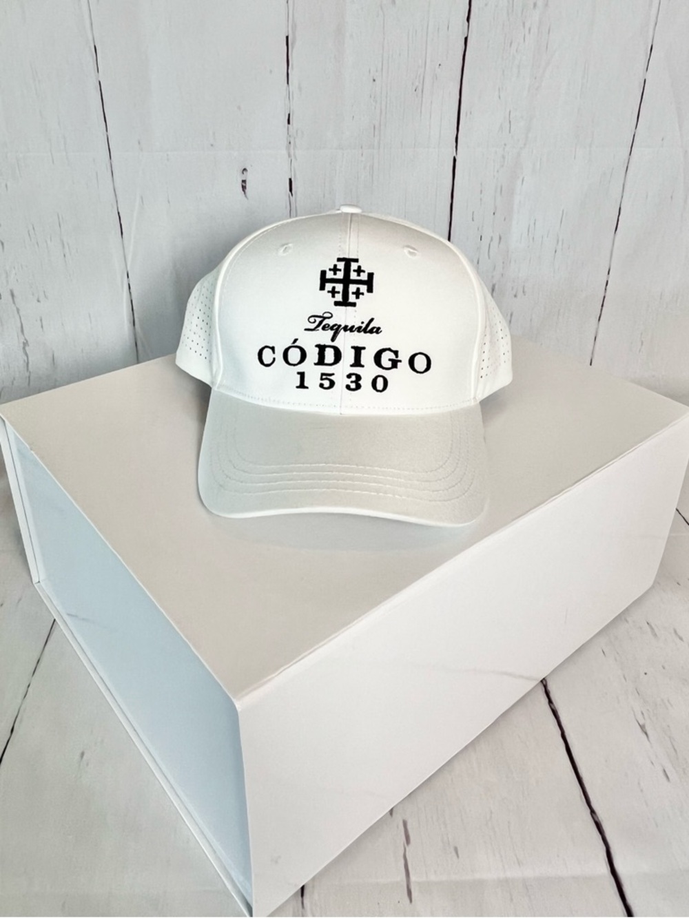 Código 1530 Tequila Golf Hat - White/Black Perforated Performance Cap OS